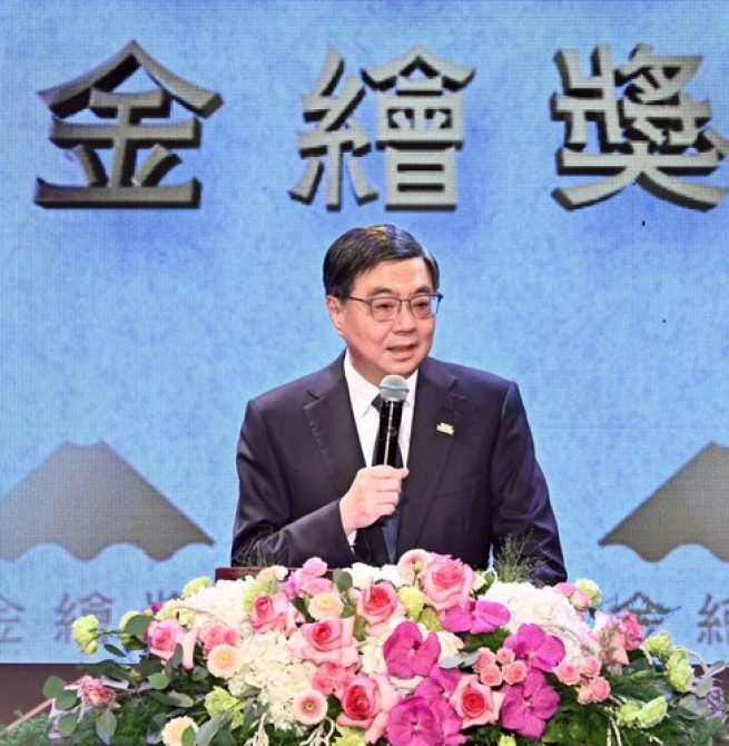 行政院長卓榮泰頒獎表揚首屆金繪獎特別貢獻獎得主曹俊彥 強調「文化優先」政策