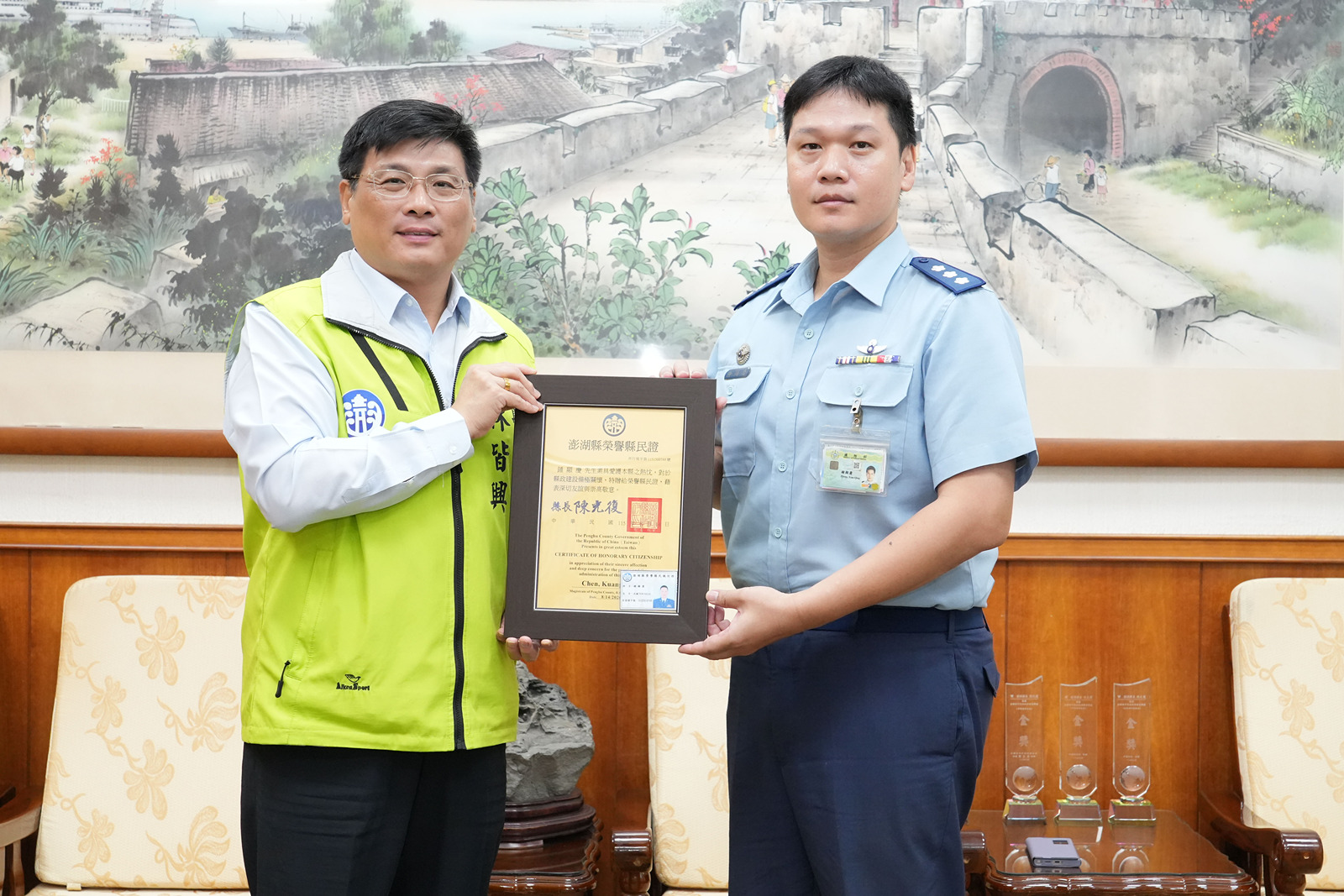 空軍馬公基地勤務隊長鍾顯慶榮調第1聯隊履新　林皆興頒澎湖榮譽縣民證肯定軍民貢獻