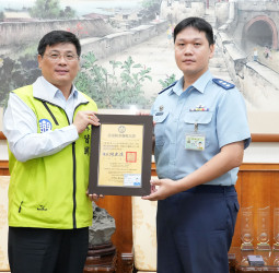 空軍馬公基地勤務隊長鍾顯慶榮調第1聯隊履新　林皆興頒澎湖榮譽縣民證肯定軍民貢獻