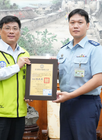 空軍馬公基地勤務隊長鍾顯慶榮調第1聯隊履新　林皆興頒澎湖榮譽縣民證肯定軍民貢獻