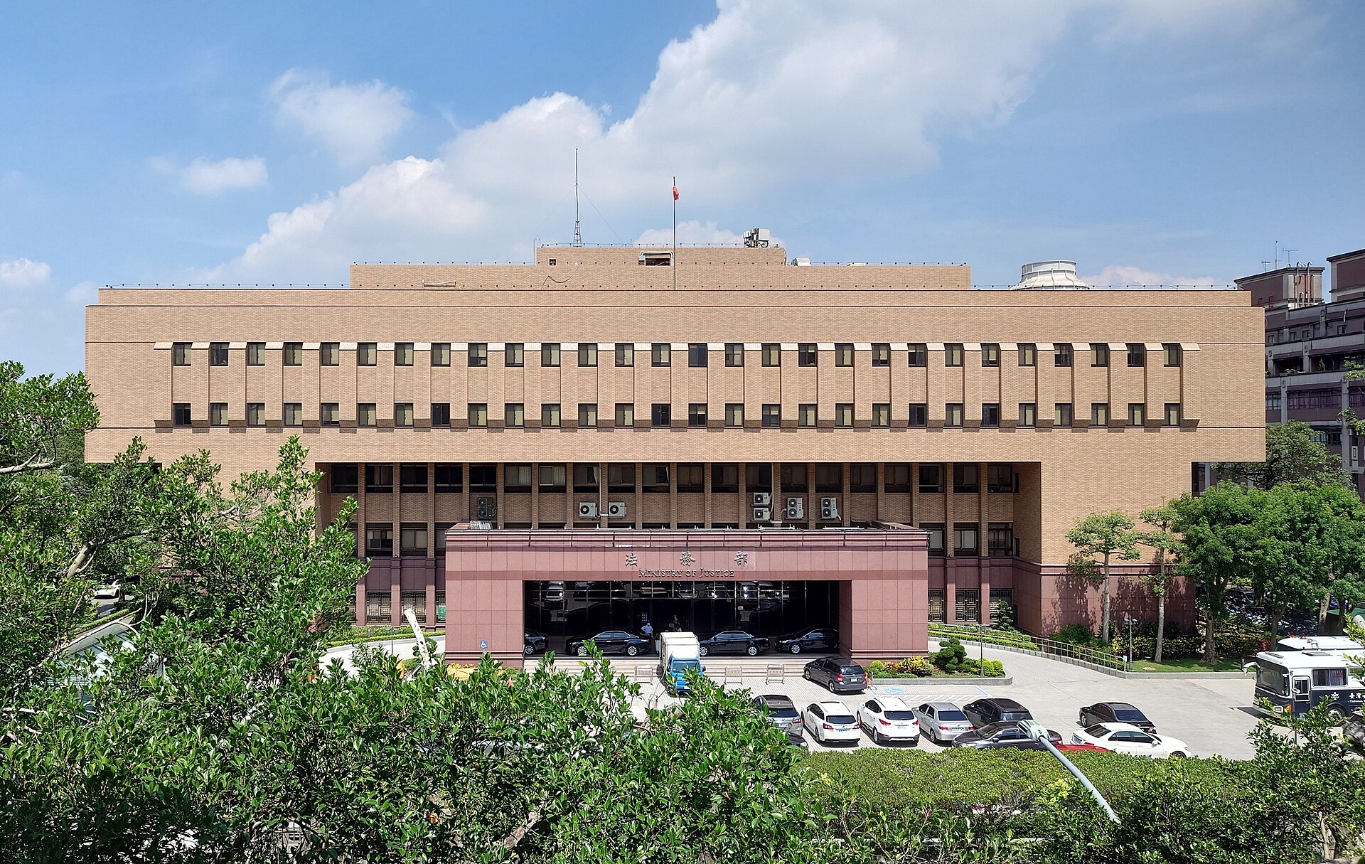 2812萬筆個資外洩風暴延燒！工程師非法取得民眾資料、警員查詢個資　張麗善赴日行程洩密案引發國安與資安關注