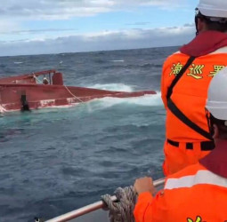 漁船於臺東外海驚傳翻覆意外　海巡署即時救援確保3人順利脫險