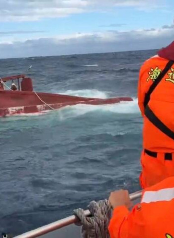 漁船於臺東外海驚傳翻覆意外　海巡署即時救援確保3人順利脫險