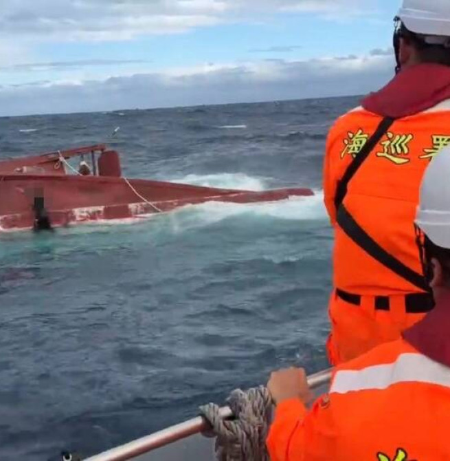 漁船於臺東外海驚傳翻覆意外　海巡署即時救援確保3人順利脫險