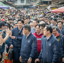 新春走春行程前進桃竹苗廟宇　賴清德總統發放福袋並宣示拚經濟、顧國防安全與社福照顧