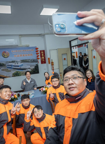 春節小年夜走訪第一線　賴清德總統慰勉海巡署布袋漁港安檢所同仁　感謝海巡第一線辛勞付出、守護國家安全