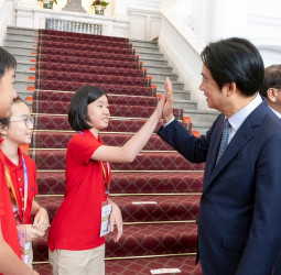 亞太資通訊科技聯盟大賽獲獎代表隊晉見賴清德總統　展現臺灣研發與創新實力刷新紀錄成果