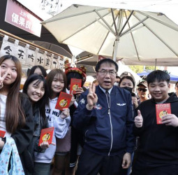 臺南必逛！2026新化年貨大街盛大開幕 黃偉哲市長發紅包與民同樂過金馬年