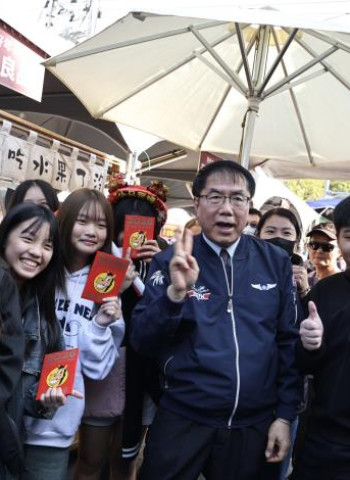臺南必逛！2026新化年貨大街盛大開幕 黃偉哲市長發紅包與民同樂過金馬年