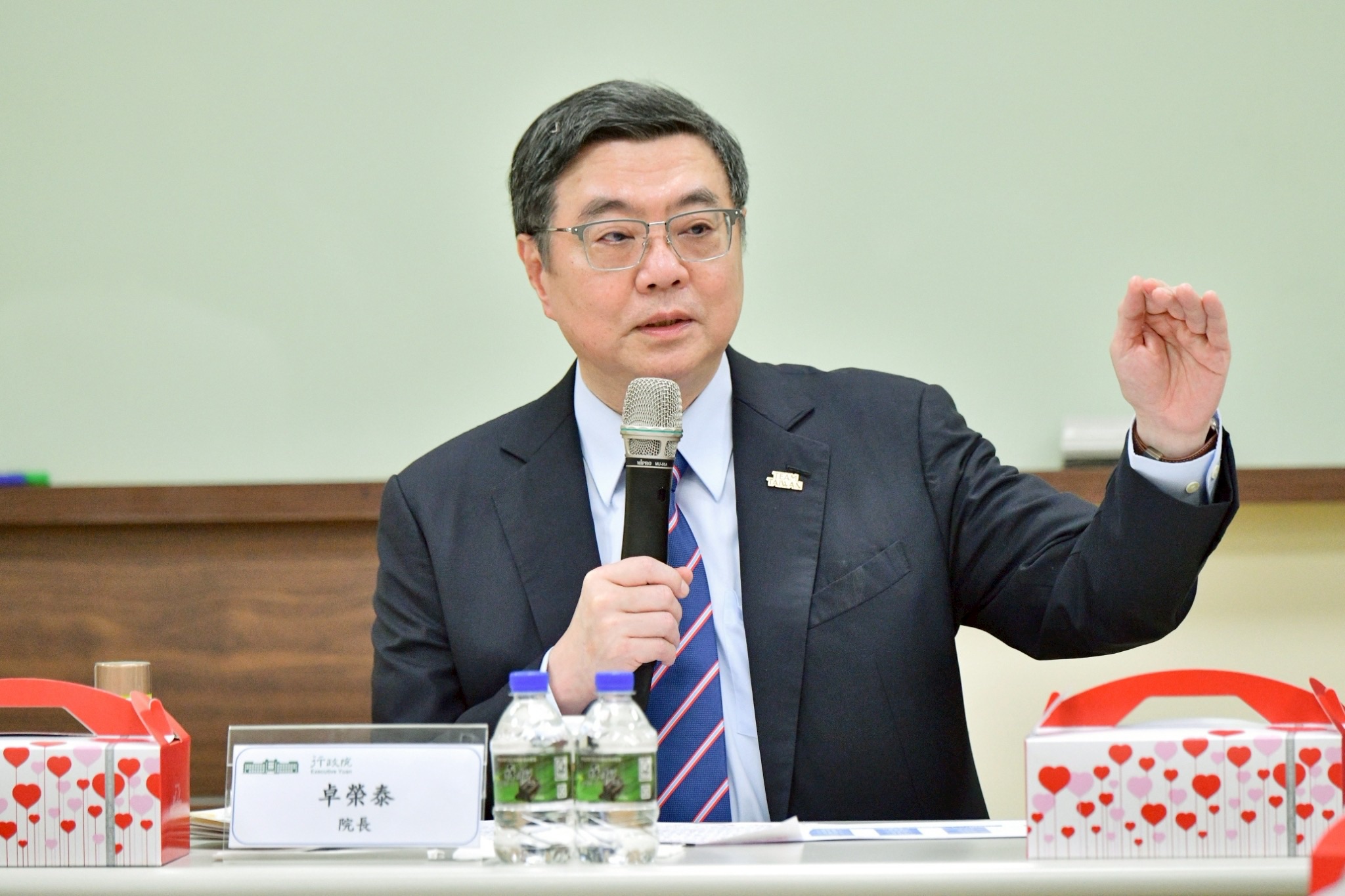 行政院長卓榮泰參訪晟田科技，高雄航太產業座談展示臺灣高科技精密製造實力與競逐太空領域策略