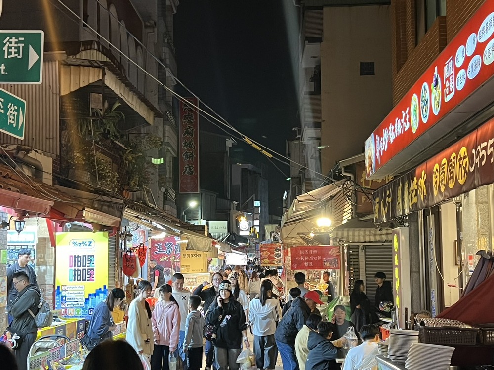 初三人潮擠滿安平老街　臺南春節觀光回溫有感　在地商圈買氣全面復甦