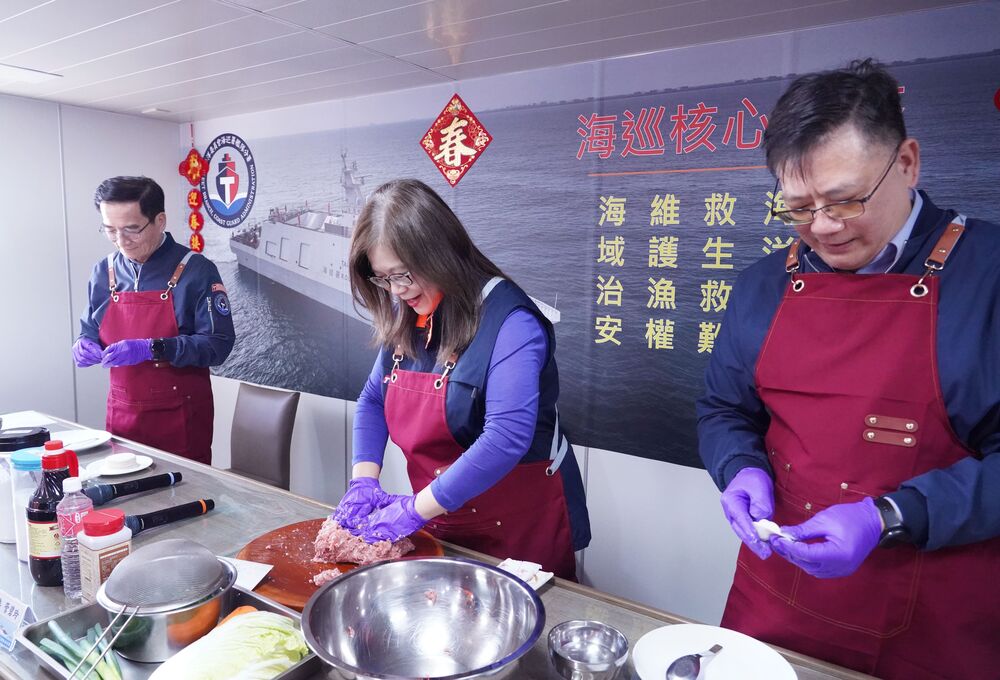 連三年親手下廚作圍爐年菜  管碧玲主委春節慰勞海巡基層同仁  傳遞對全年堅守崗位守護國家辛勞與關懷的感謝