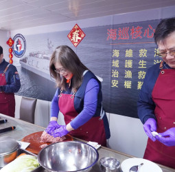連三年親手下廚作圍爐年菜  管碧玲主委春節慰勞海巡基層同仁  傳遞對全年堅守崗位守護國家辛勞與關懷的感謝