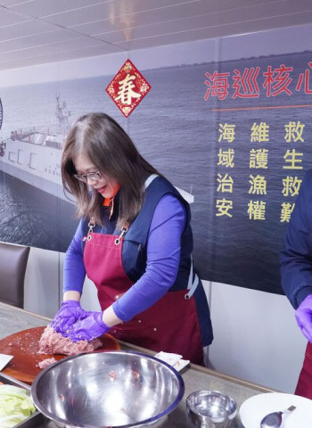 連三年親手下廚作圍爐年菜  管碧玲主委春節慰勞海巡基層同仁  傳遞對全年堅守崗位守護國家辛勞與關懷的感謝