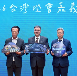 行政院長卓榮泰宣布大阪世博TECH WORLD館成功返臺　邀國人走進台灣燈會感受臺灣榮耀