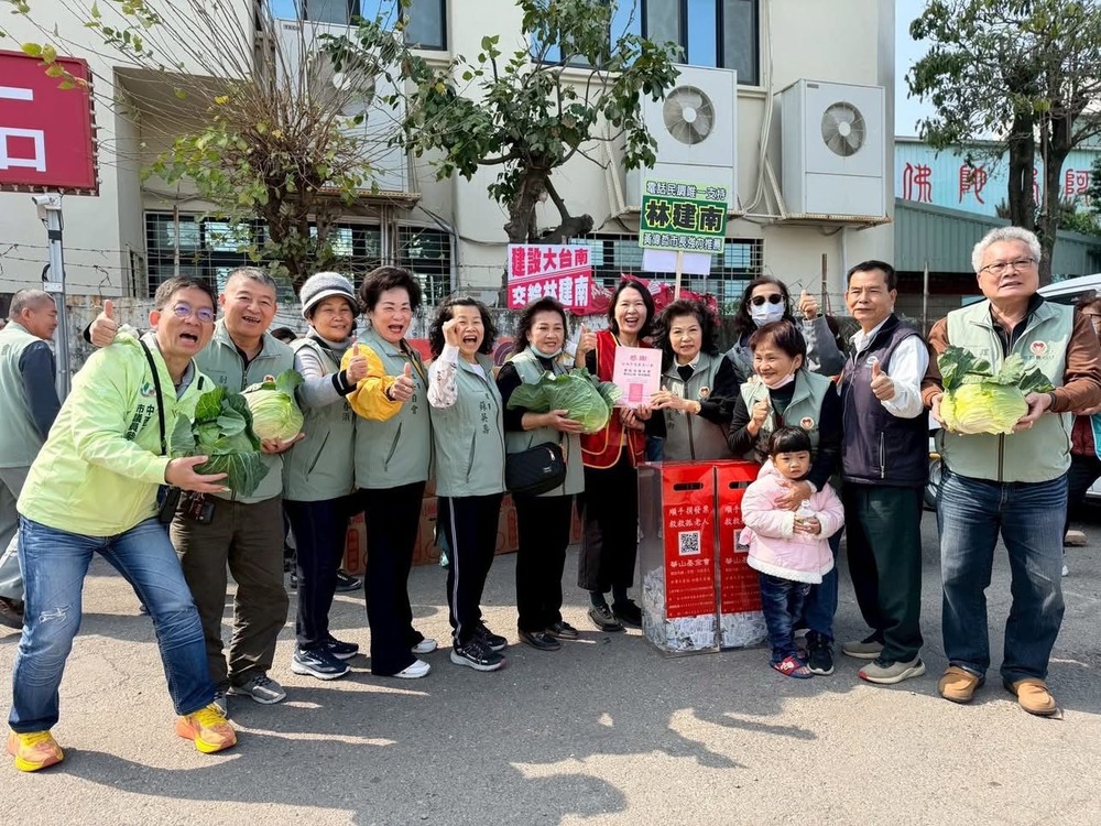 捐發票送高麗菜暖心活動：林建南與民間團體完成三場公益活動助農民過好年