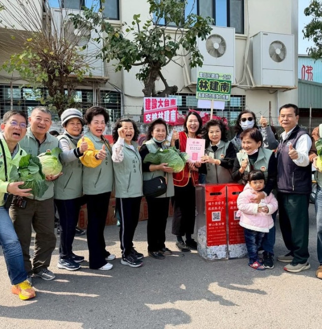 捐發票送高麗菜暖心活動：林建南與民間團體完成三場公益活動助農民過好年