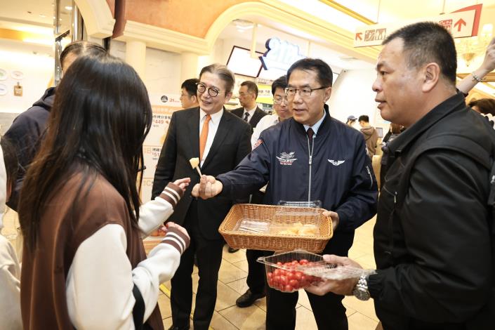 「新春瘋台南．農來上賀禮」板橋大遠百熱鬧開幕，臺南市長黃偉哲帶領民眾品味臺南優質農漁特產