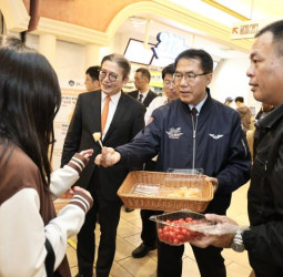 「新春瘋台南．農來上賀禮」板橋大遠百熱鬧開幕，臺南市長黃偉哲帶領民眾品味臺南優質農漁特產