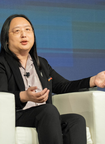 唐鳳推動數位遷徙自由成焦點　臺灣打造跨平台、跨邊界新世代數位治理架構　中正大學企管系系主任黃正魁教授指出這已是全球數位政策新趨勢