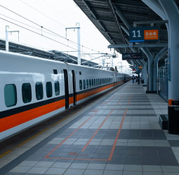 高鐵台南站旅客落軌意外釀憾事　1307車次停駛處理　中午全線恢復正常運轉