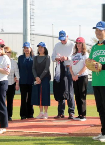 臺南舉辦國際友誼賽　三級棒球國際交流迎來美國少棒隊來訪，臺南市長黃偉哲熱情接待