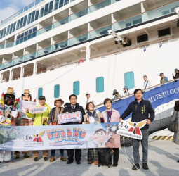 國際豪華觀光郵輪海洋富士號首次停靠安平港，臺南市長黃偉哲親迎旅客贈禮展現臺南觀光魅力