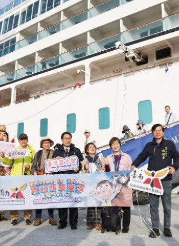 國際豪華觀光郵輪海洋富士號首次停靠安平港，臺南市長黃偉哲親迎旅客贈禮展現臺南觀光魅力