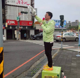 林建南重返選戰力拚民進黨臺南第8選區初選　走上街頭勤跑基層爭取支持