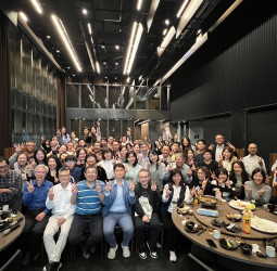 國立中正大學企管系歲末年終餐會師生齊聚 黃正魁系主任、系友會張鈞棓會長、管理學院連雅慧院長及鄭祥麟教授攜手營造溫馨氣氛 師長與系友共享歡樂時光