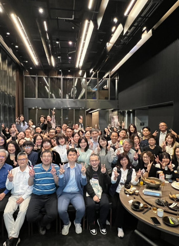 國立中正大學企管系歲末年終餐會師生齊聚 黃正魁系主任、系友會張鈞棓會長、管理學院連雅慧院長及鄭祥麟教授攜手營造溫馨氣氛 師長與系友共享歡樂時光