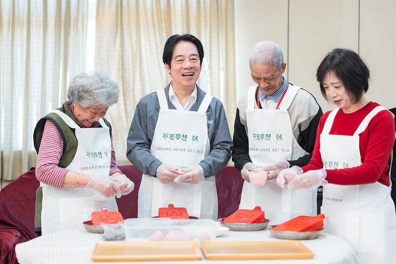 臺中寒冬助老關懷活動熱烈展開　賴清德總統陪伴獨居長輩圍爐拜早年