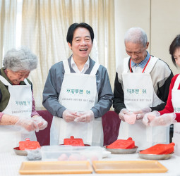 臺中寒冬助老關懷活動熱烈展開　賴清德總統陪伴獨居長輩圍爐拜早年