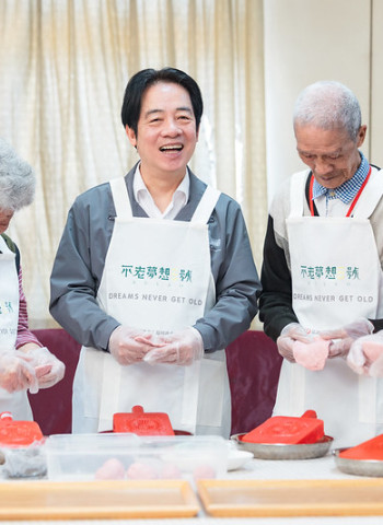 臺中寒冬助老關懷活動熱烈展開　賴清德總統陪伴獨居長輩圍爐拜早年