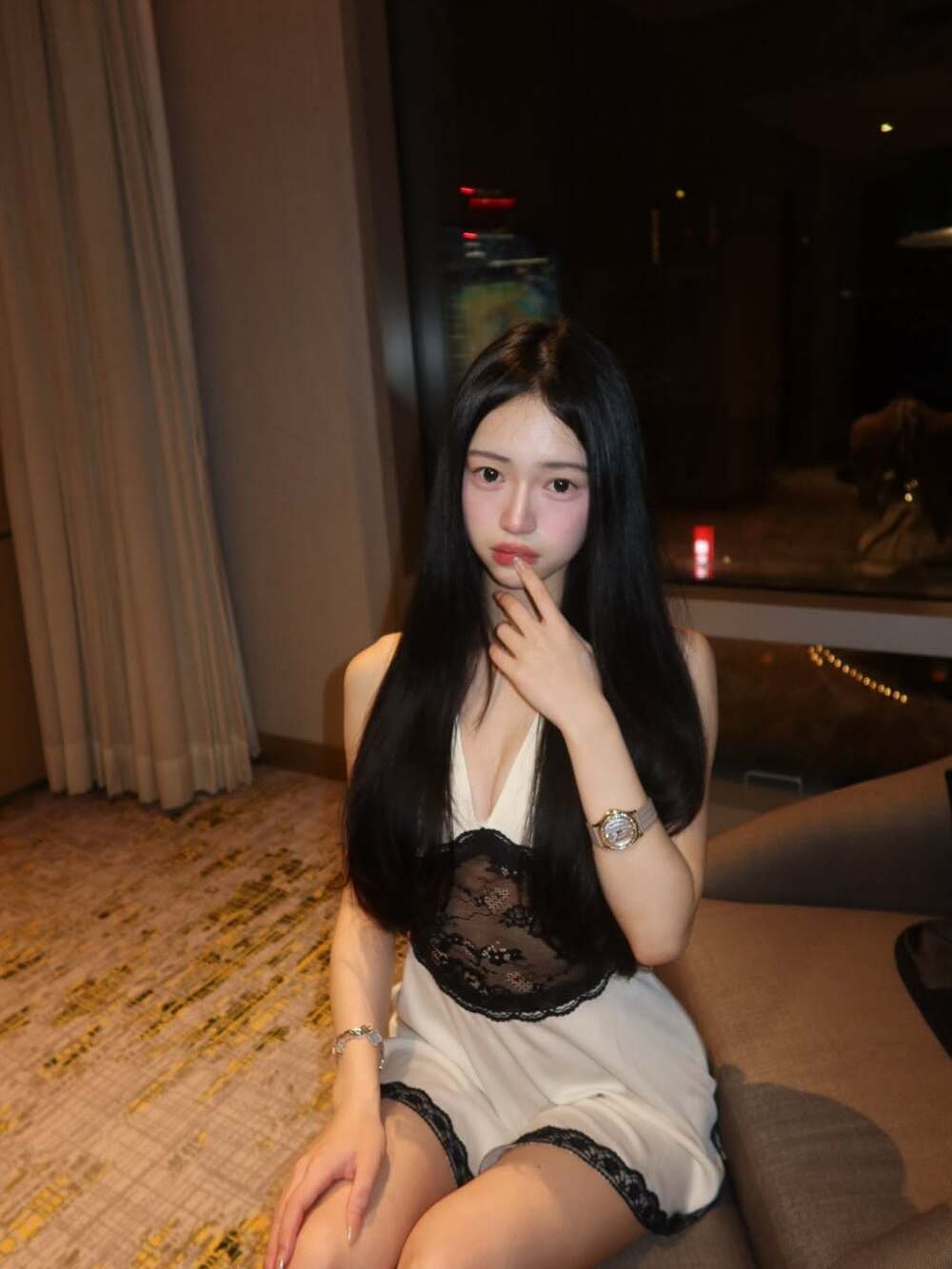 嚴凱泰千金公開IG掀話題　嚴珮瑜火辣照曝光，名媛生活與賓利座駕、非自家車成焦點