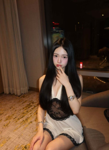 嚴凱泰千金公開IG掀話題　嚴珮瑜火辣照曝光，名媛生活與賓利座駕、非自家車成焦點