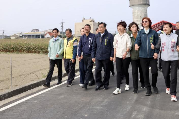 臺南農水路7年改善長度達4.7條高速公路，臺南市長黃偉哲邀中央視察，爭取支持基層建設