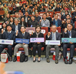 行政院副院長鄭麗君在淨零沙盒實驗成果交流會上，肯定社區驅動淨零轉型的臺灣模式成效