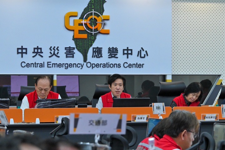行政院秘書長張惇涵視導萬里溪堰塞湖中央災害應變中心 花蓮紅色警戒啟動強化疏散與防災調度