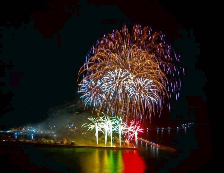 2026澎湖花火節吉貝離島場落幕　300架無人機結合石滬與目斗嶼燈塔點亮北海夜空