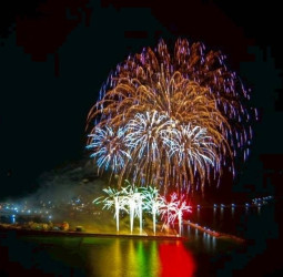 2026澎湖花火節吉貝離島場落幕　300架無人機結合石滬與目斗嶼燈塔點亮北海夜空