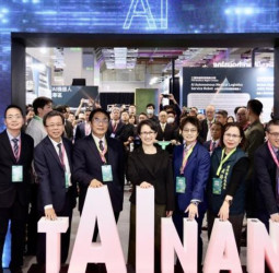 2026智慧城市展亮相，臺南市長黃偉哲展示城市AI創新治理及機器人跨域應用成果