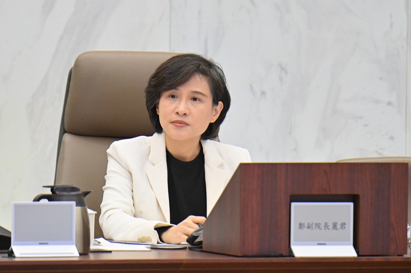 行政院副院長鄭麗君主持消保會議　交友媒合服務契約新規範上路　強化飲水設備與藍牙耳機、餐飲禮券消費者權益保障