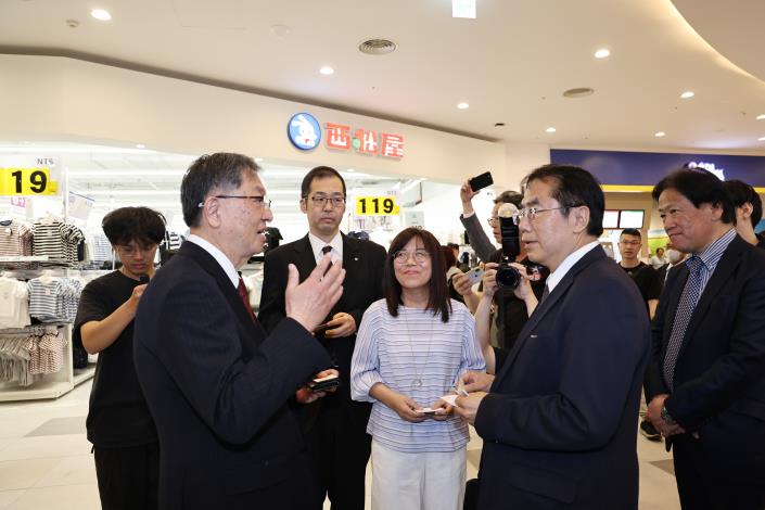 臺南市長黃偉哲視察三井OUTLET二期試營運　日本西松屋首選臺南布局消費潛力
