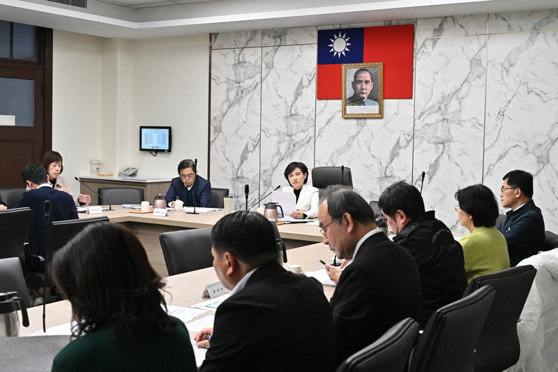 鄭麗君副院長主持穩定物價小組臨時會報 提出五項措施穩定物價並確保民生物價穩定