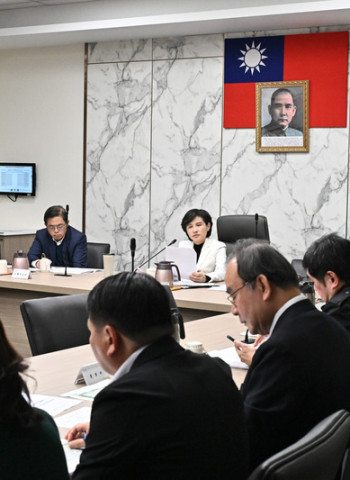 鄭麗君副院長主持穩定物價小組臨時會報 提出五項措施穩定物價並確保民生物價穩定