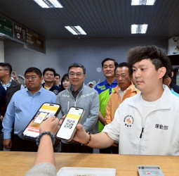 行政院長卓榮泰參訪中正大學體育館　推動運動幣使用、體驗重量訓練課程力挺全民運動