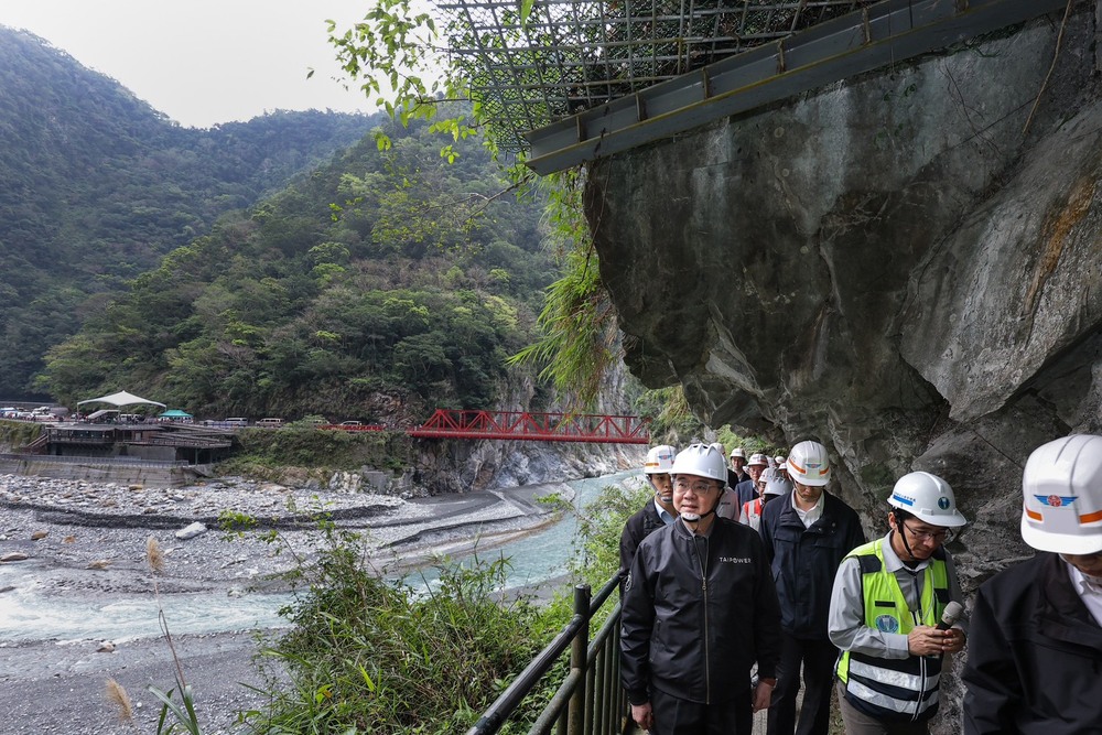 視察花蓮長春祠及台8線東段復建工程　行政院長卓榮泰感謝工程團隊辛勞付出盼早日恢復太魯閣