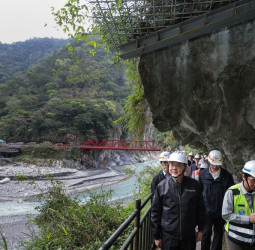 視察花蓮長春祠及台8線東段復建工程　行政院長卓榮泰感謝工程團隊辛勞付出盼早日恢復太魯閣