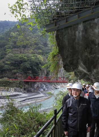 視察花蓮長春祠及台8線東段復建工程　行政院長卓榮泰感謝工程團隊辛勞付出盼早日恢復太魯閣